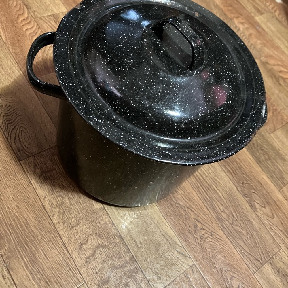 Black Dutch Oven with Sturdy Handles